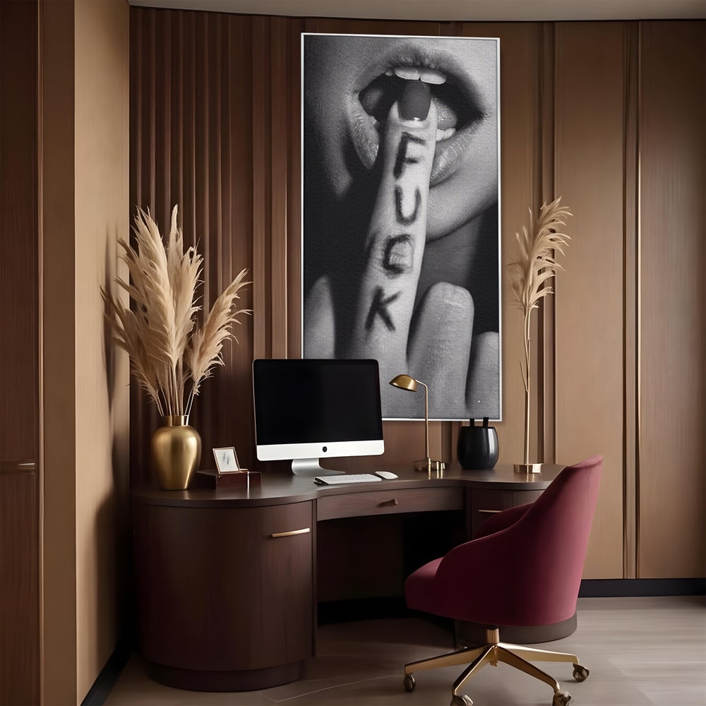 Tablou canvas cu tablou canvas cu buze si deget, in rama de aluminiu argintiu, pe perete intr-un birou